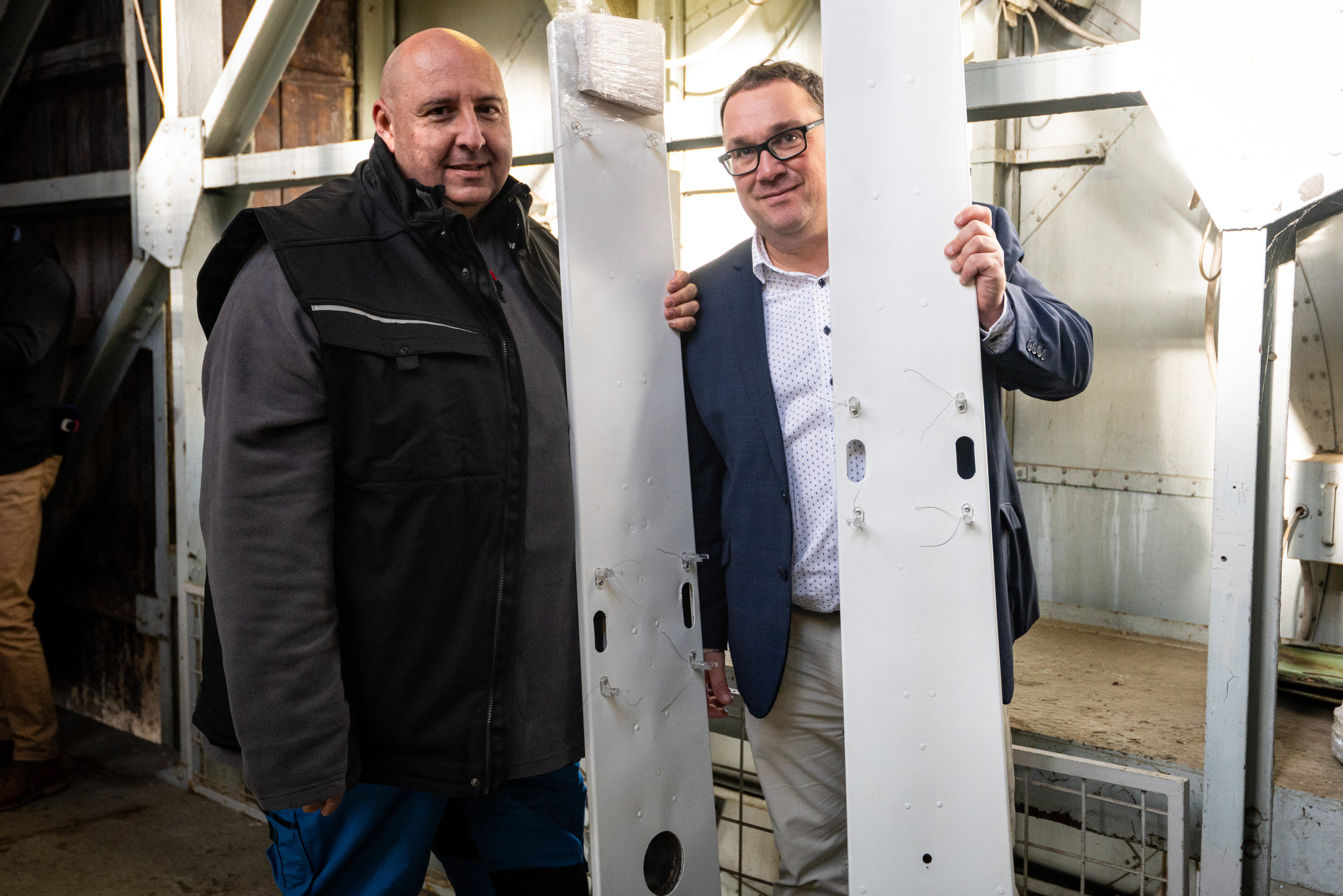 Martin Bachan a primátor Jan Dohnal s obnovenými ručičkami věžních hodin Nové radnice. Foto: Lukáš Kaboň